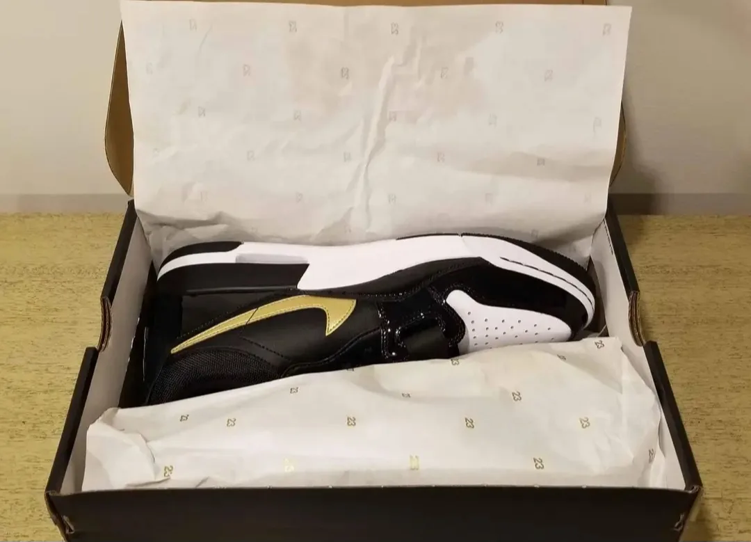 JORDAN LEGACY Size 13, 312 LOW Black Metallic Gold White image indicator(2)