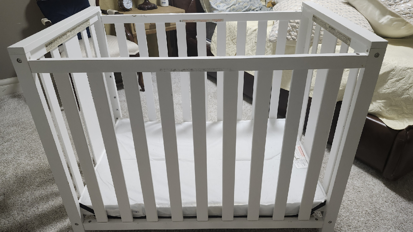 White baby crib - photo 2