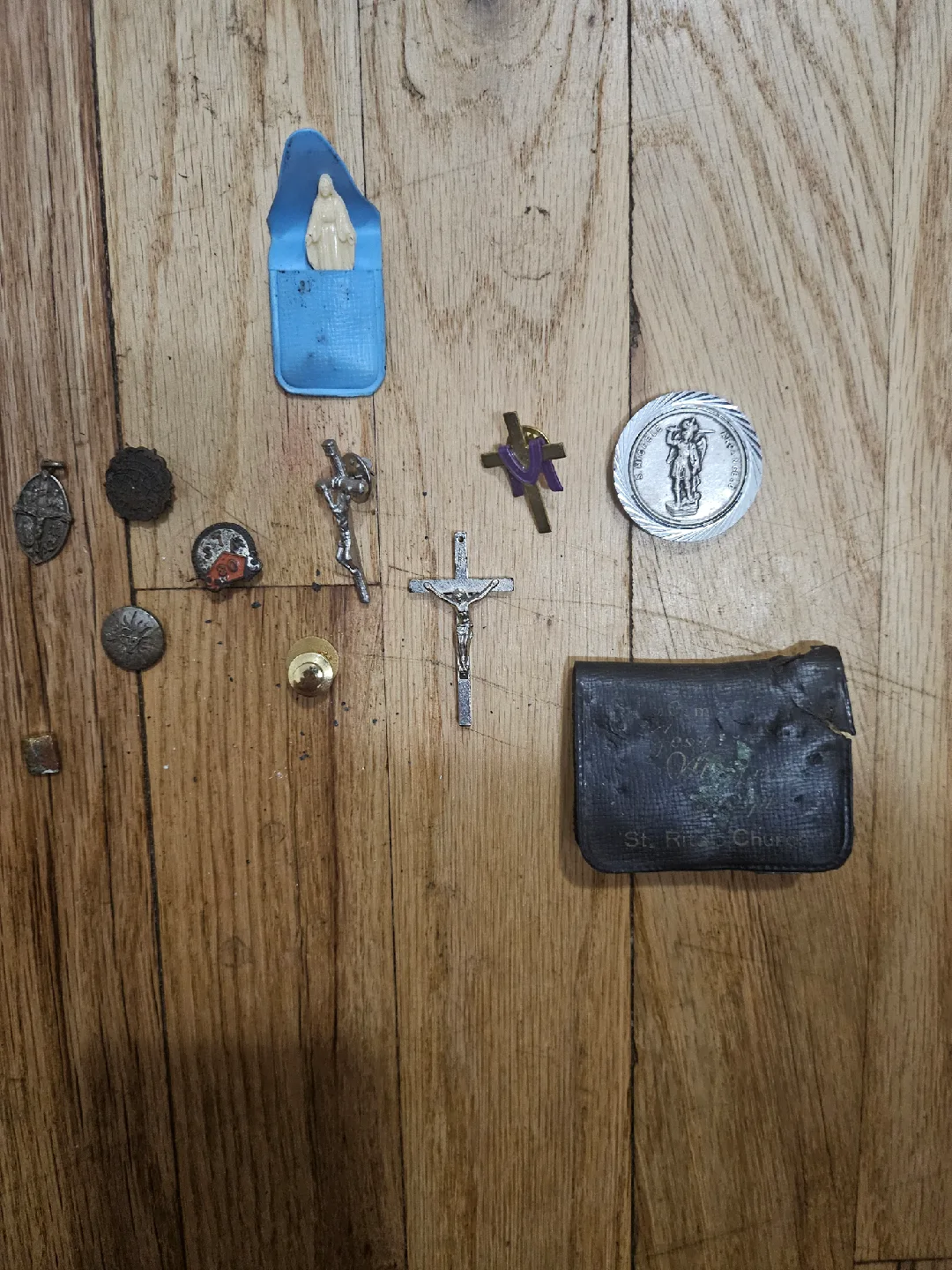 ANTIQUE AND COLLECTIBLE RELIGIOUS MEDALS image indicator(4)