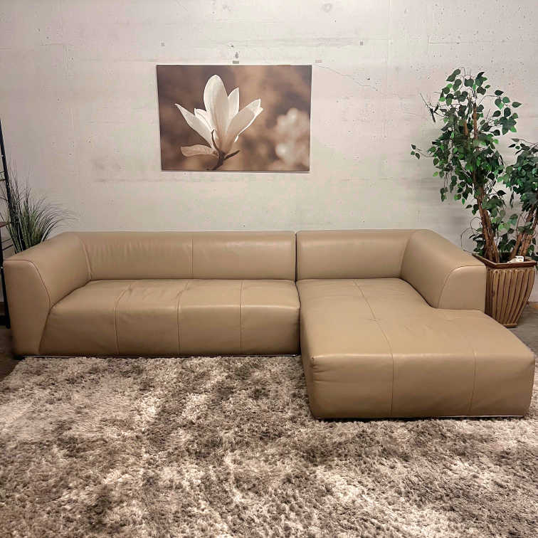 Mint condition CB2 leather sectional. delivery available - photo 2