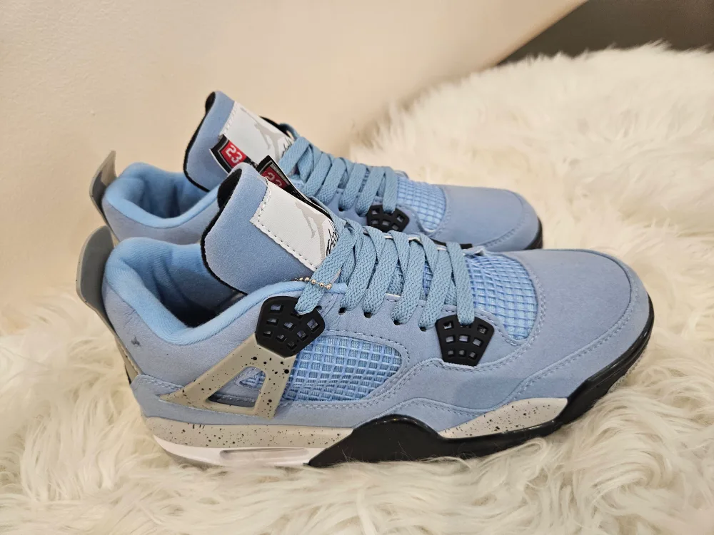 Jordan 4s UNC thumbnail