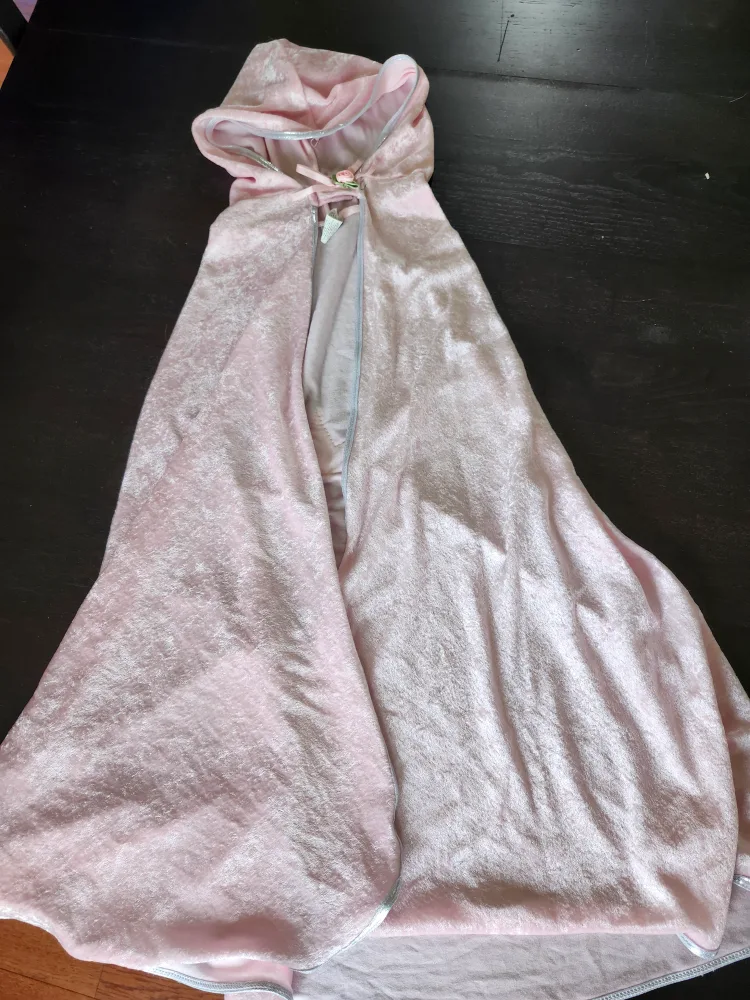 Kids medium size 5-6 soft princess cape. Pick up in Kitchener 🥕 thumbnail