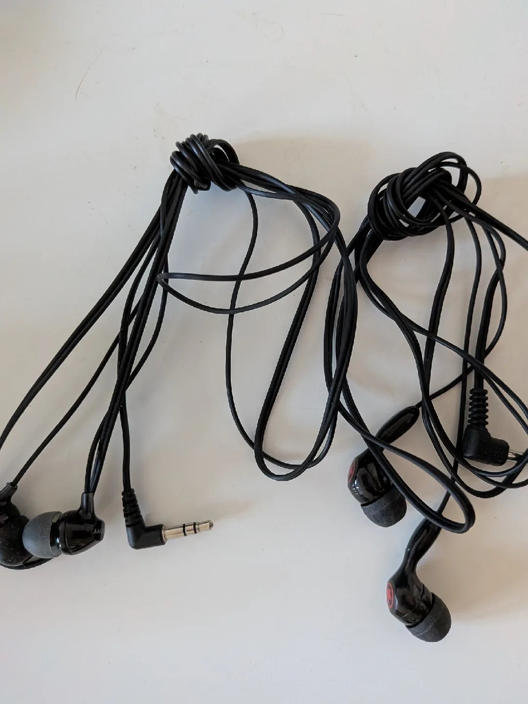 Black Wired Earbuds 🥕 thumbnail
