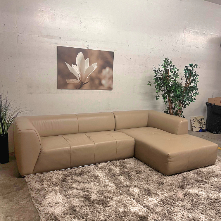 Mint condition CB2 leather sectional. delivery available - photo 3
