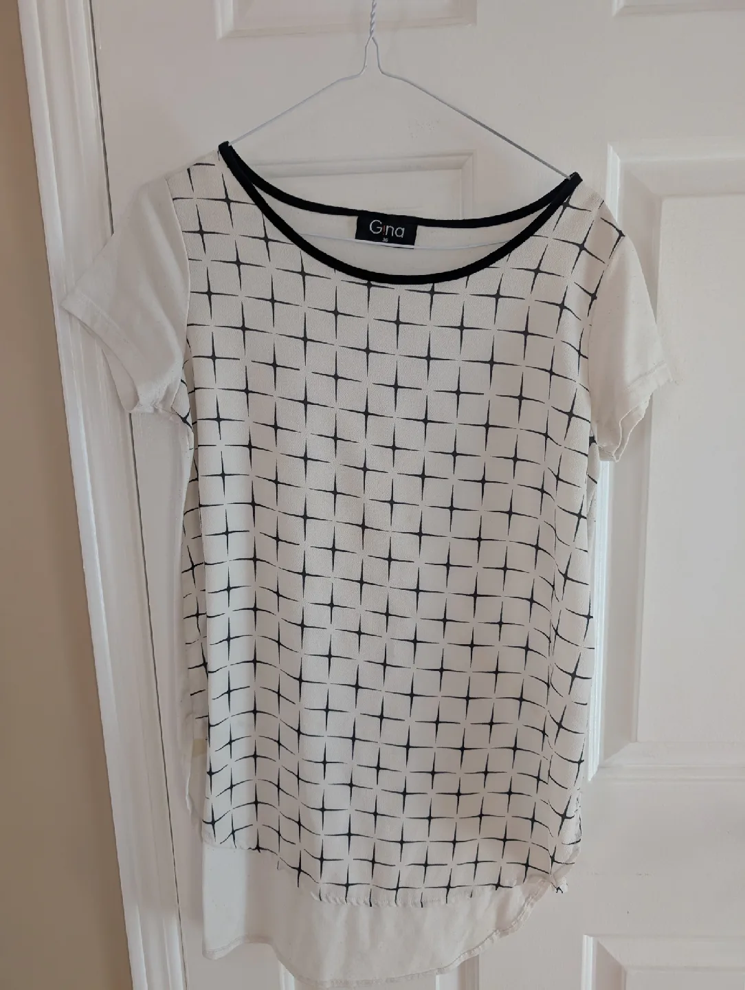 A bundle of 3 tops in black and white, size M image indicator(2)