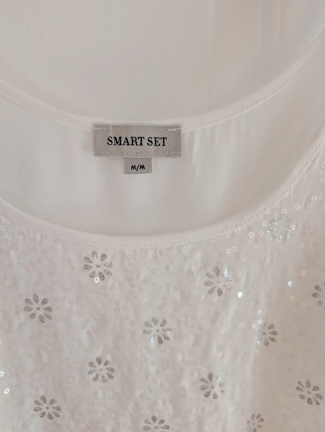 A bundle of 3 tops in black and white, size M image indicator(4)