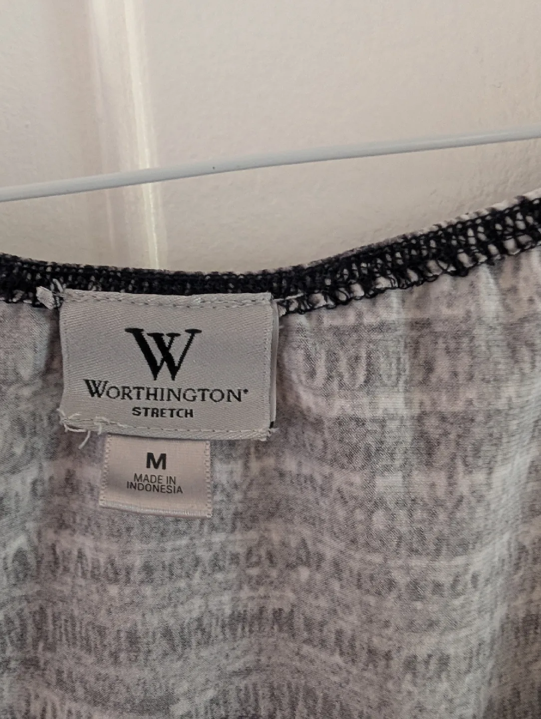 A bundle of 3 tops in black and white, size M image indicator(6)