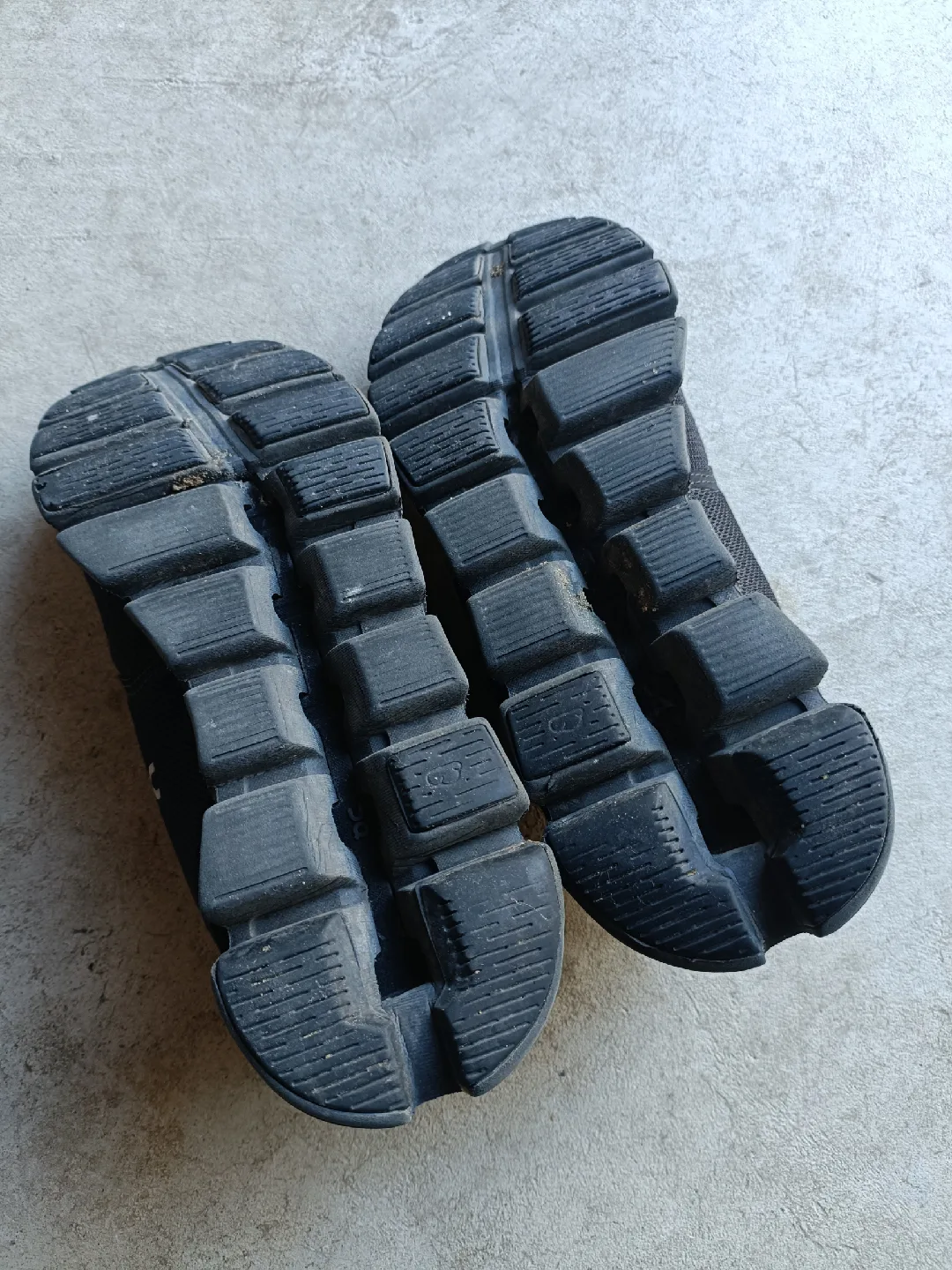 On Cloud Running Shoes - Women's Size 7 image indicator(2)