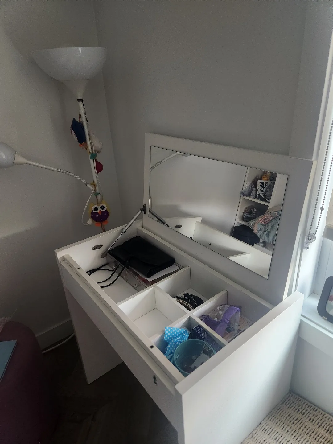 White Vanity Desk with Mirror image indicator(3)