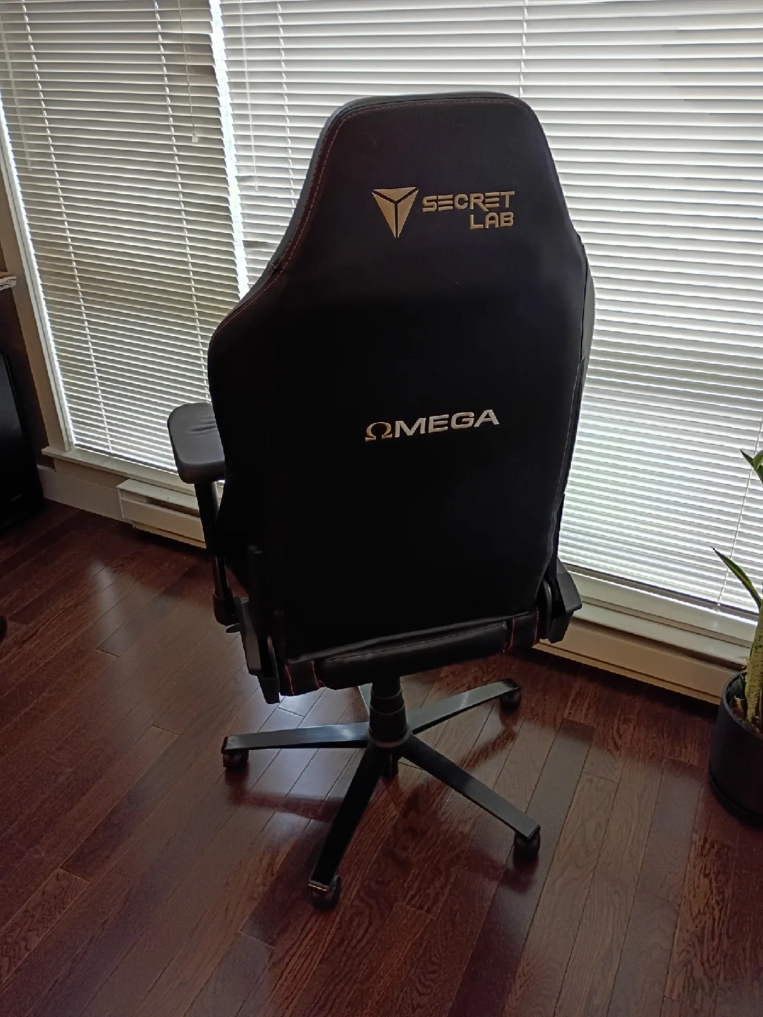 Secretlab Omega Gaming Chair - 2018 image indicator(3)