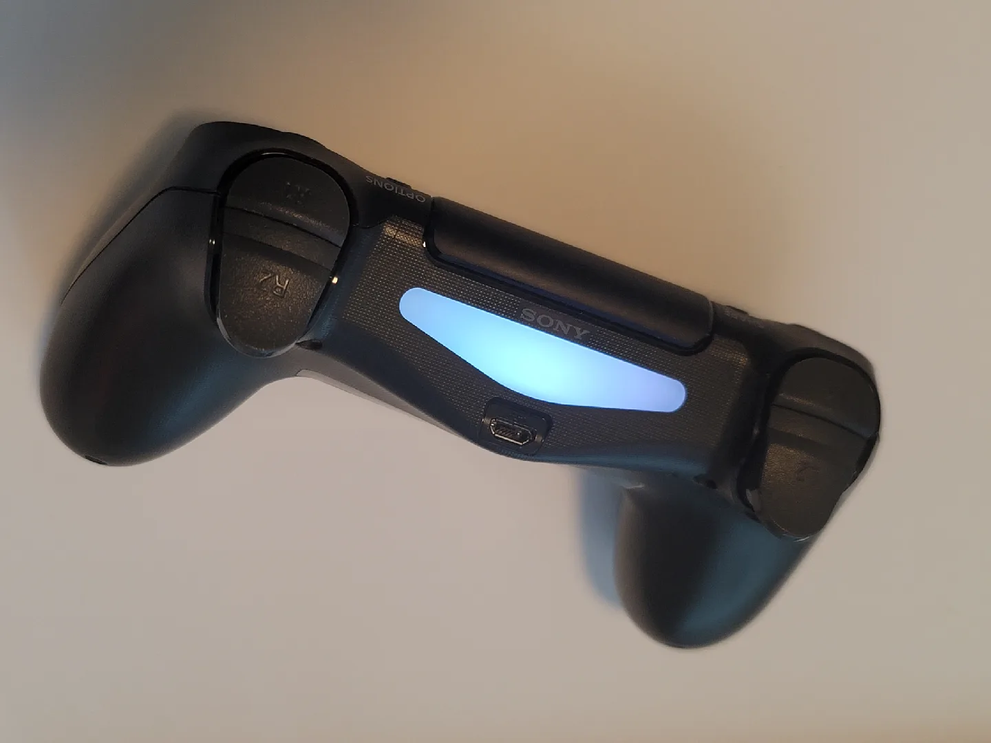 PlayStation DualShock 4 controller (black) image indicator(2)