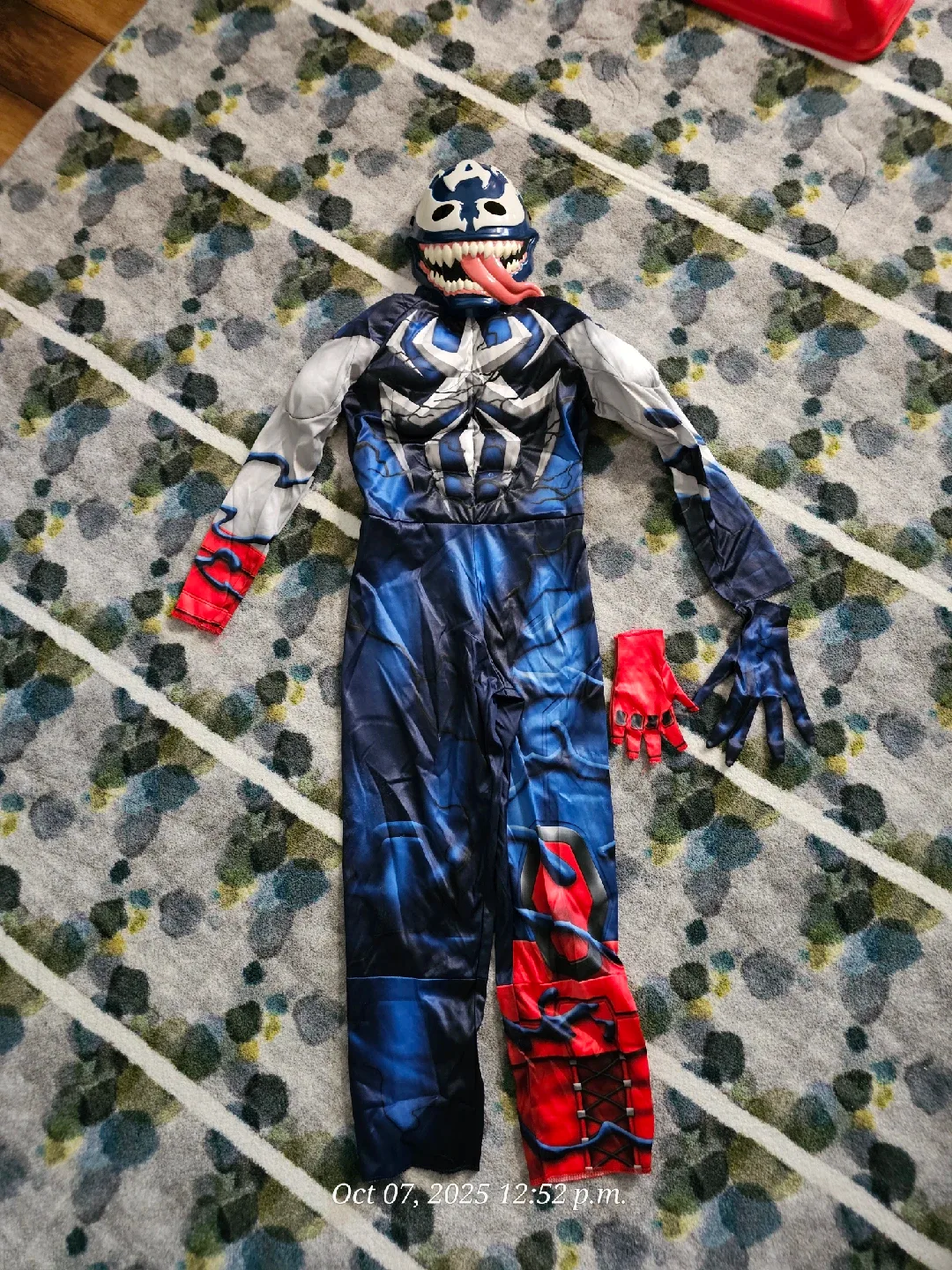 Spider-Man Maximum Venom Captain America Costume (Size Medium) image indicator(2)
