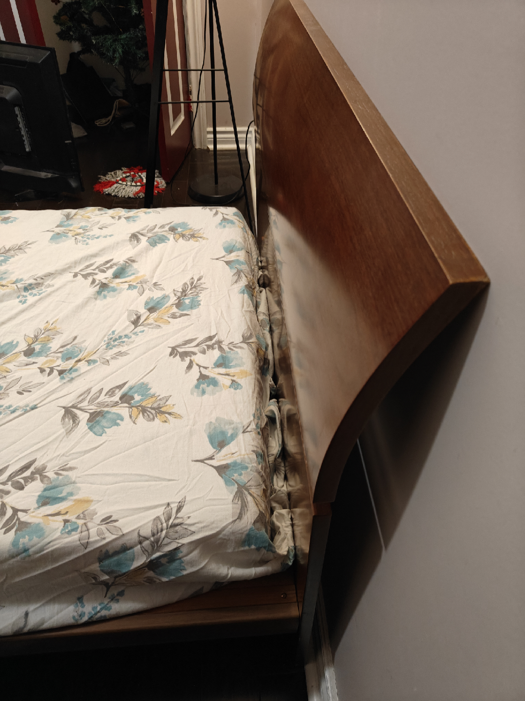 Wood Frame Bed - Twin Size - photo 3