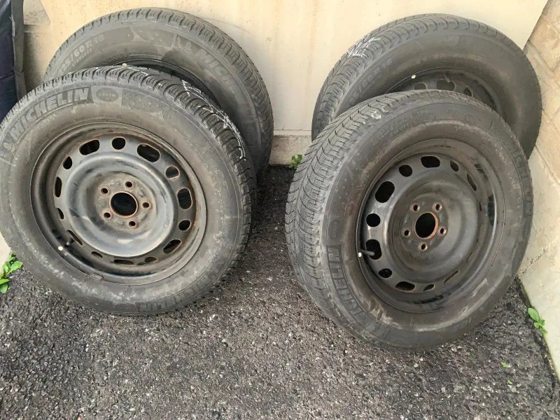 Michelin 225/60R16 Tire Set image indicator(4)