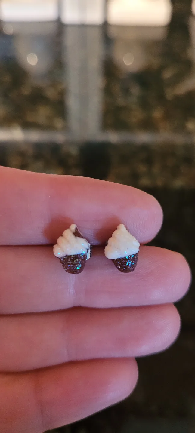 New Cupcake Stud Earrings - Cute & Sparkly 🥕 thumbnail