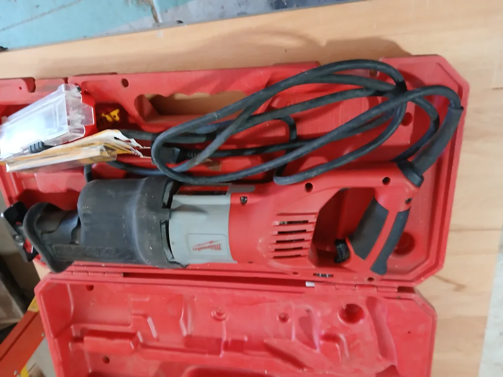 Milwaukee Heavy-Duty Sawzall with Case image indicator(4)