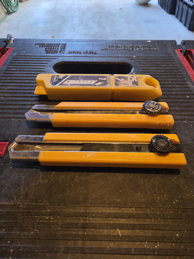 2 Utility Knife with 16 new  Blades