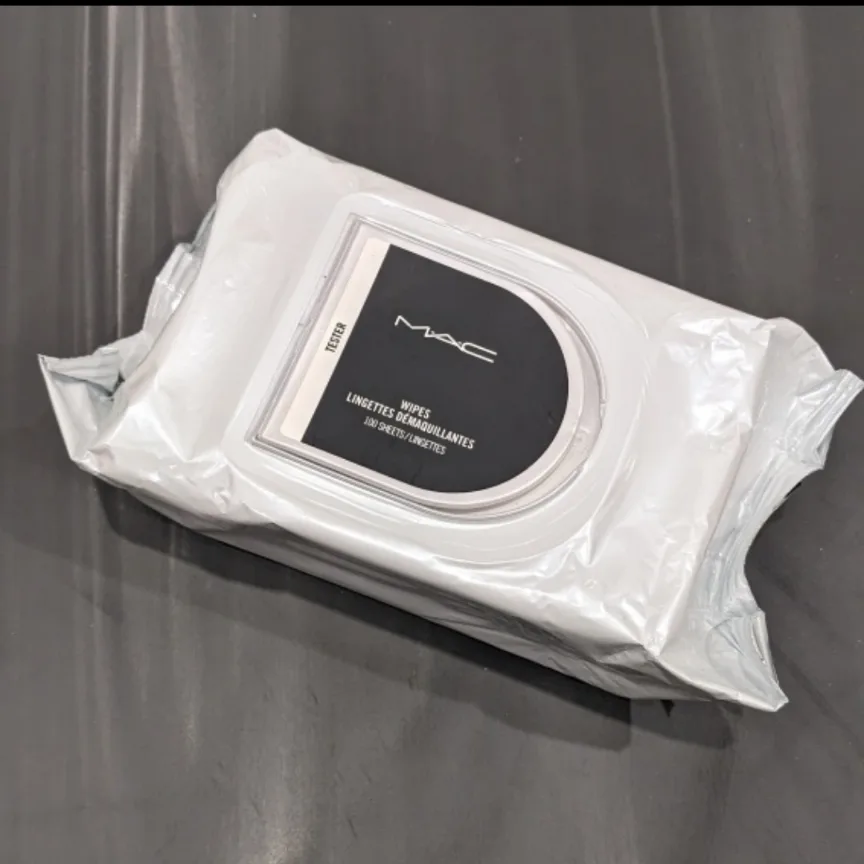 MAC makeup removing wipes - 100 Sheets! thumbnail