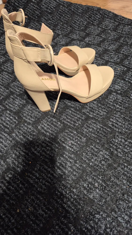 Amoji Beige Heels - Size 8 image indicator(3)