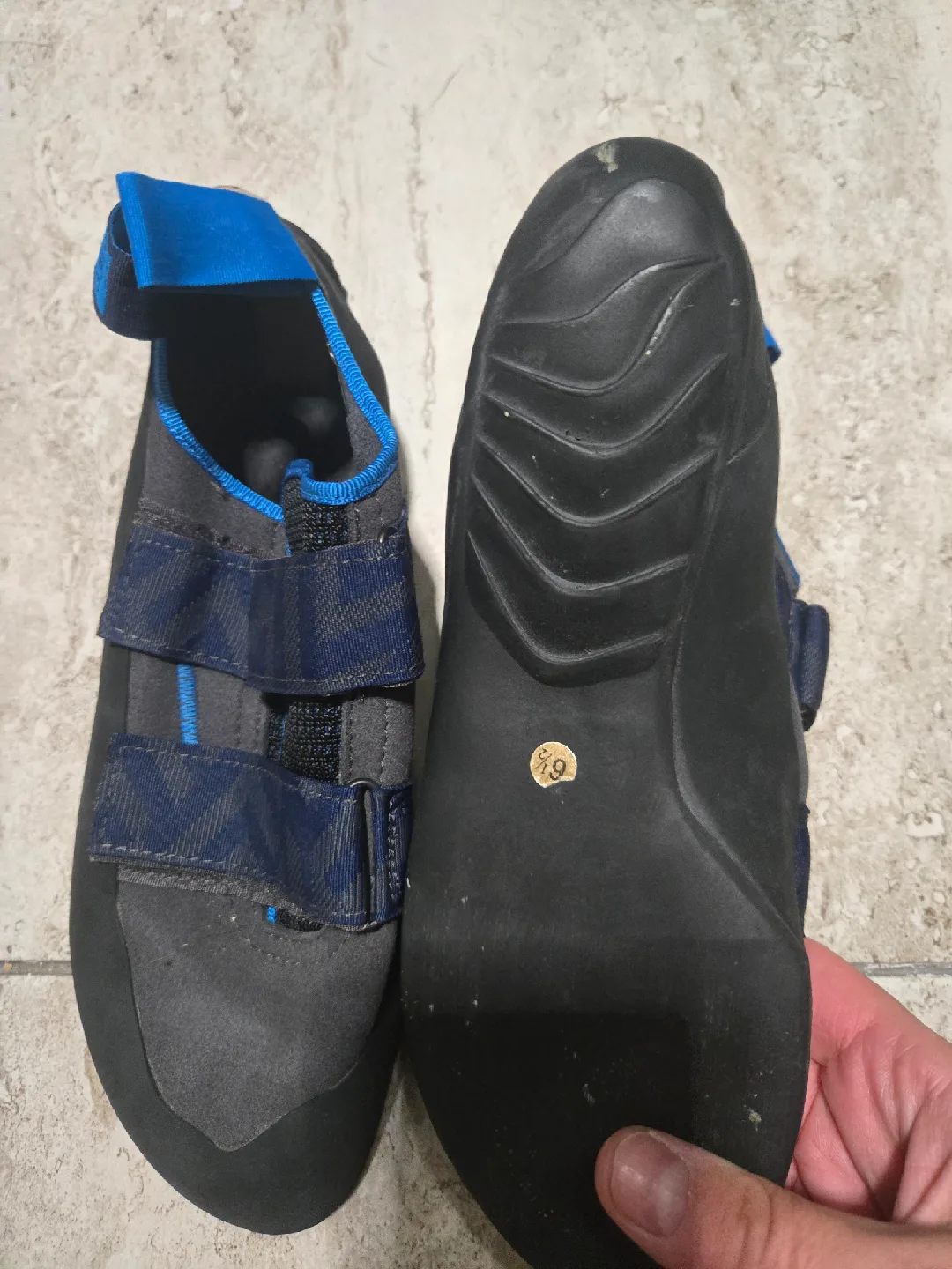 Climbing Shoes (Size 8.5, 10, 11)+ 2 harnesses size xs and xl image indicator(3)