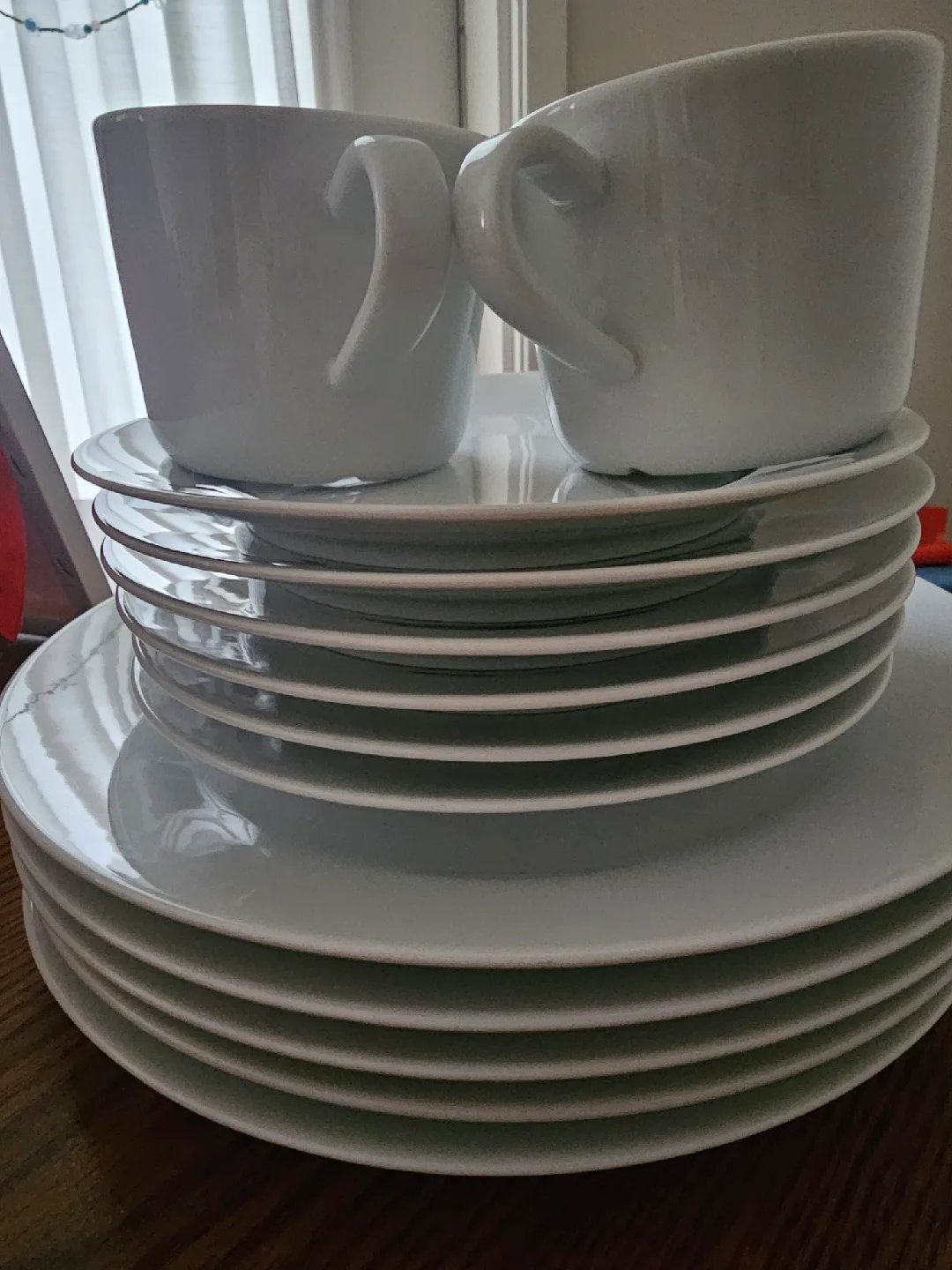 White Plates and Mugs Set image indicator(2)
