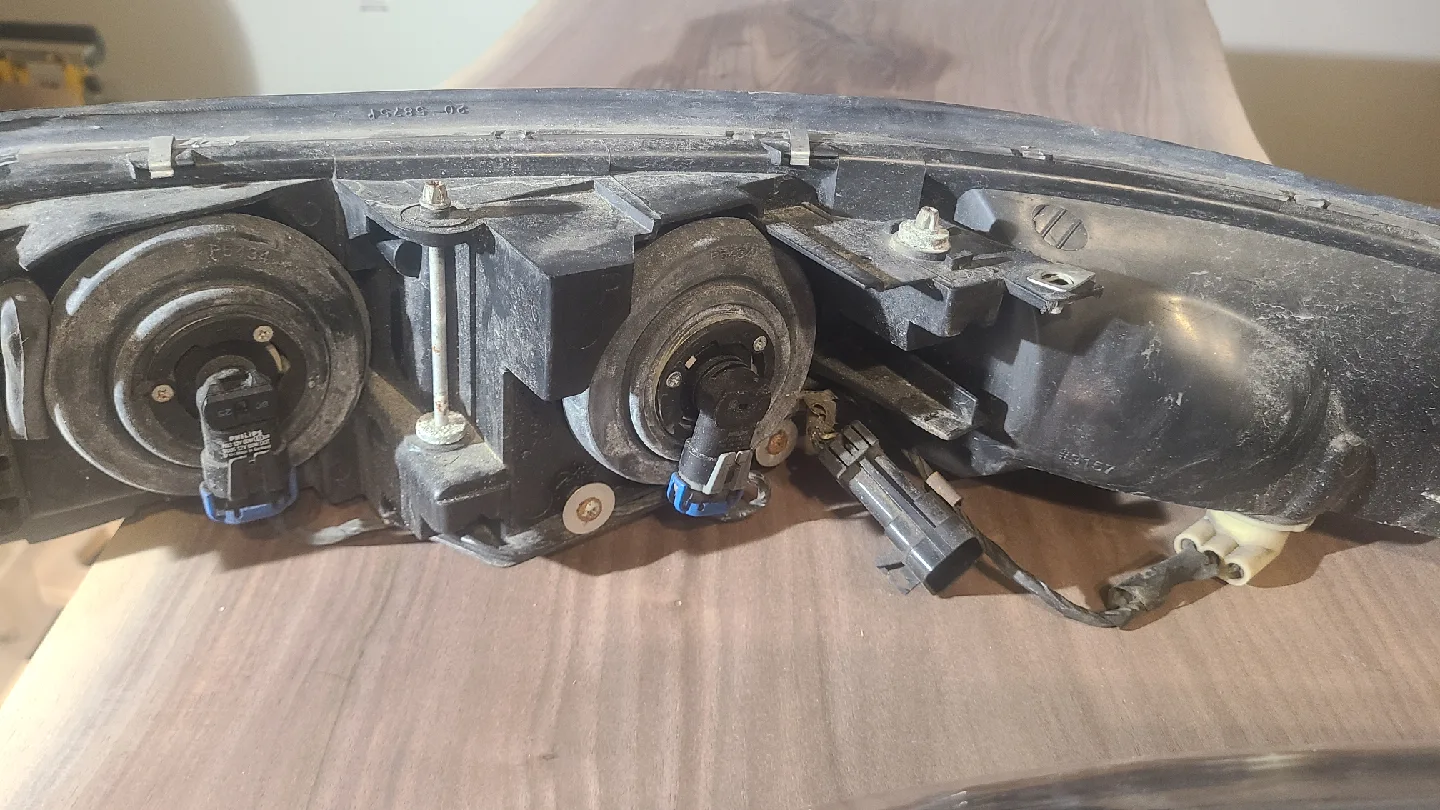 TYC Headlight Assembly for Pontiac Bonneville 00-04 image indicator(2)