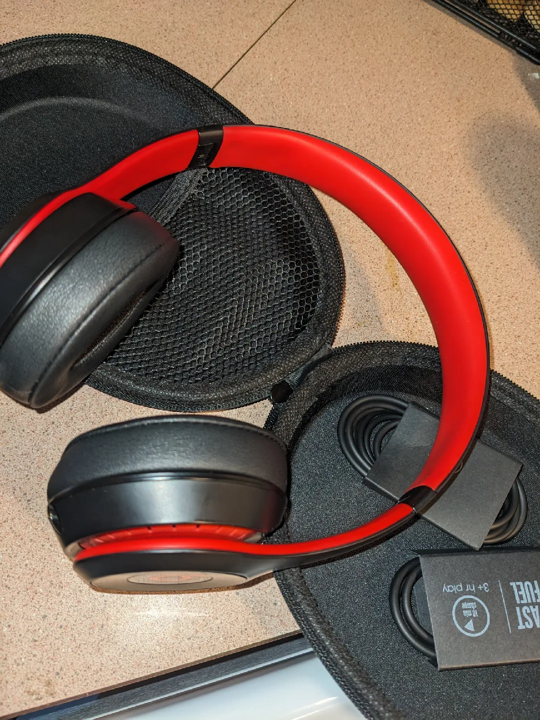 Beats Solo 3 Wireless Headphones - Black/Red image indicator(2)