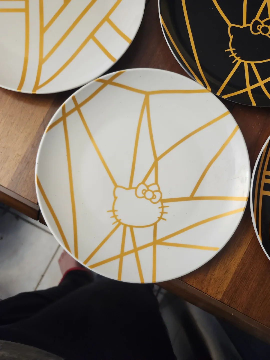 set of 4 Hello Kitty dinner plates image indicator(4)