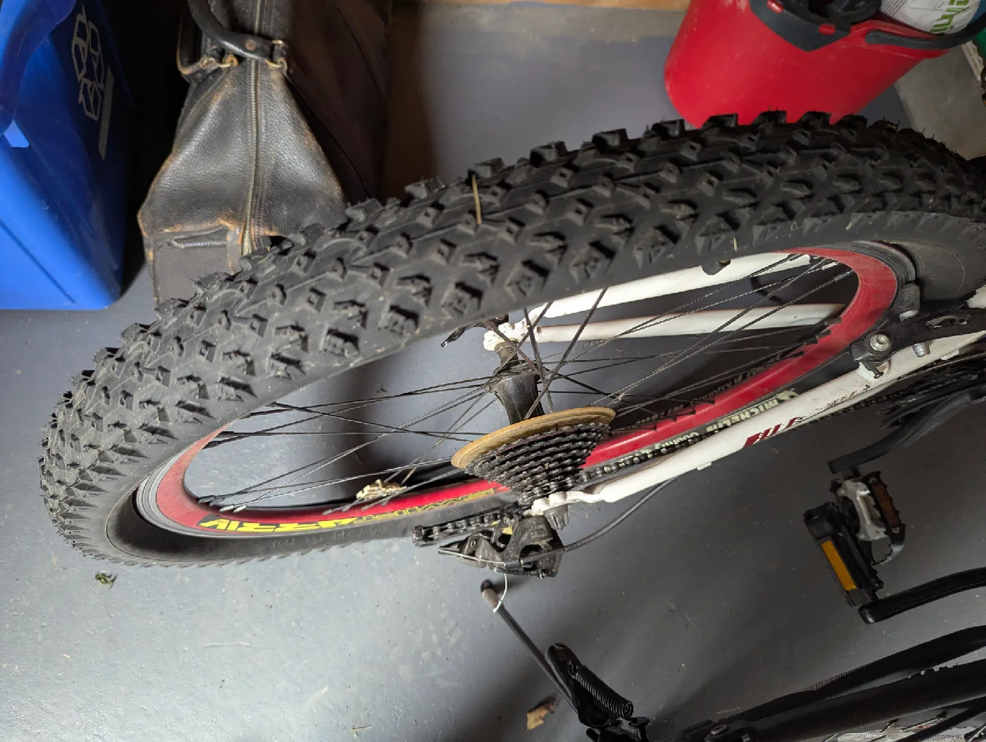 Schwinn Graft Dual Suspension Mountain Bike image indicator(2)