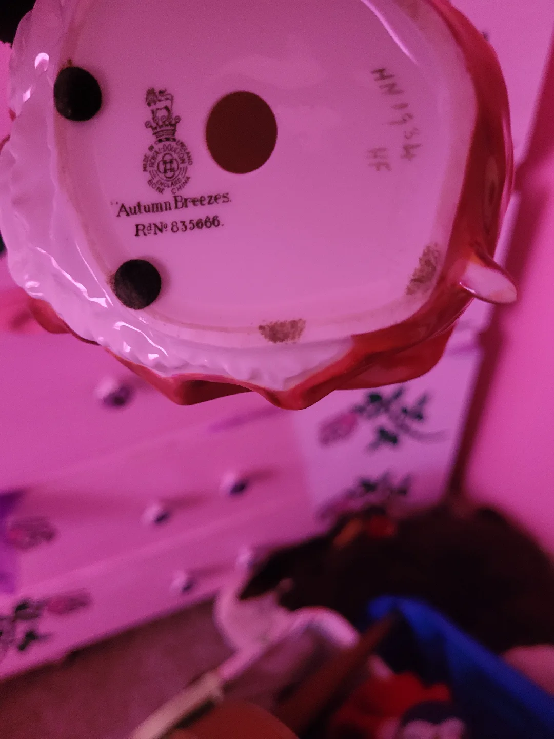 Royal Doulton Autumn Breezes Figurine image indicator(2)