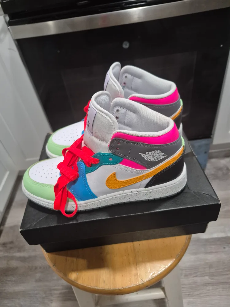 Jordan 1 Mid SE (GS) Size 4Y image indicator(3)