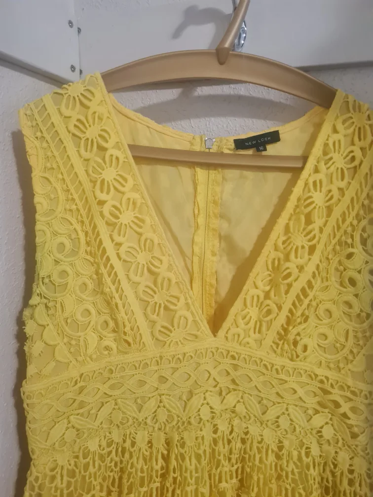 Pre-loved gowns size 16-18 image indicator(2)