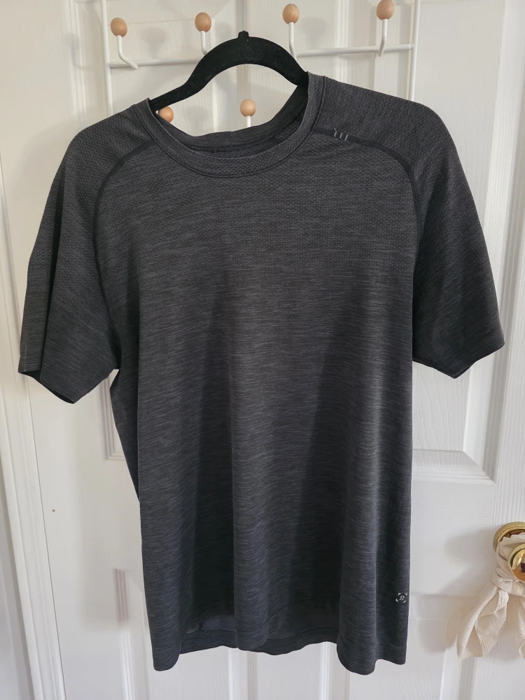 Lululemon Men's T-Shirt, Size L