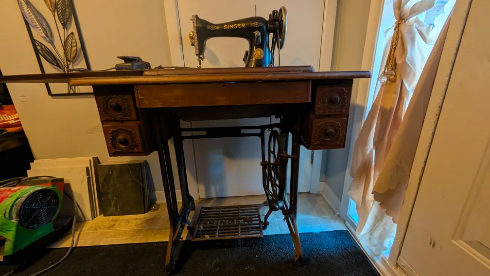 Antique Singer Sewing Machine Table image indicator(8)