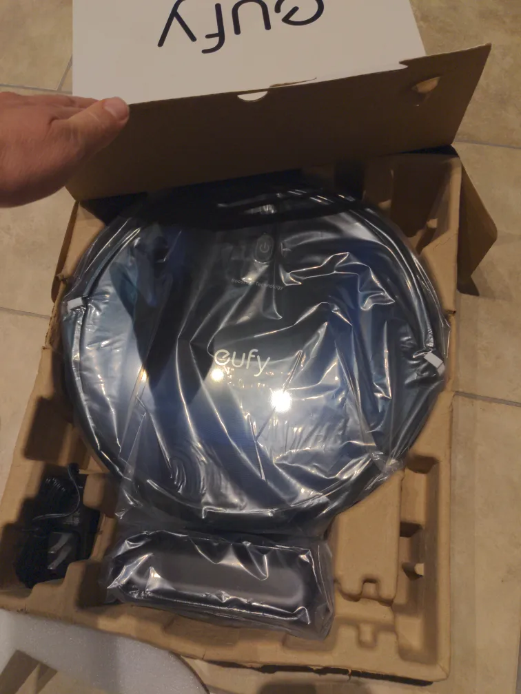 Eufy RoboVac - Black, Like New in Box image indicator(3)