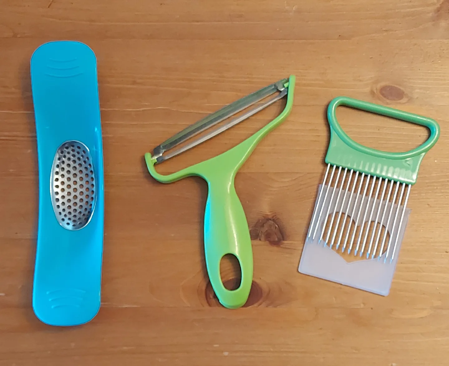 $2ea. Kitchen Gadgets -Garlic masher, Peeler, Onion Holder thumbnail