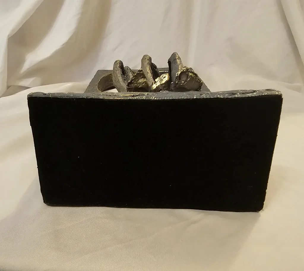 Grey and Gold Couple in Love Decorative Statue image indicator(10)