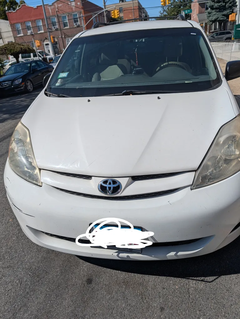 2009 Toyota Sienna LE minivan  - White image indicator(9)