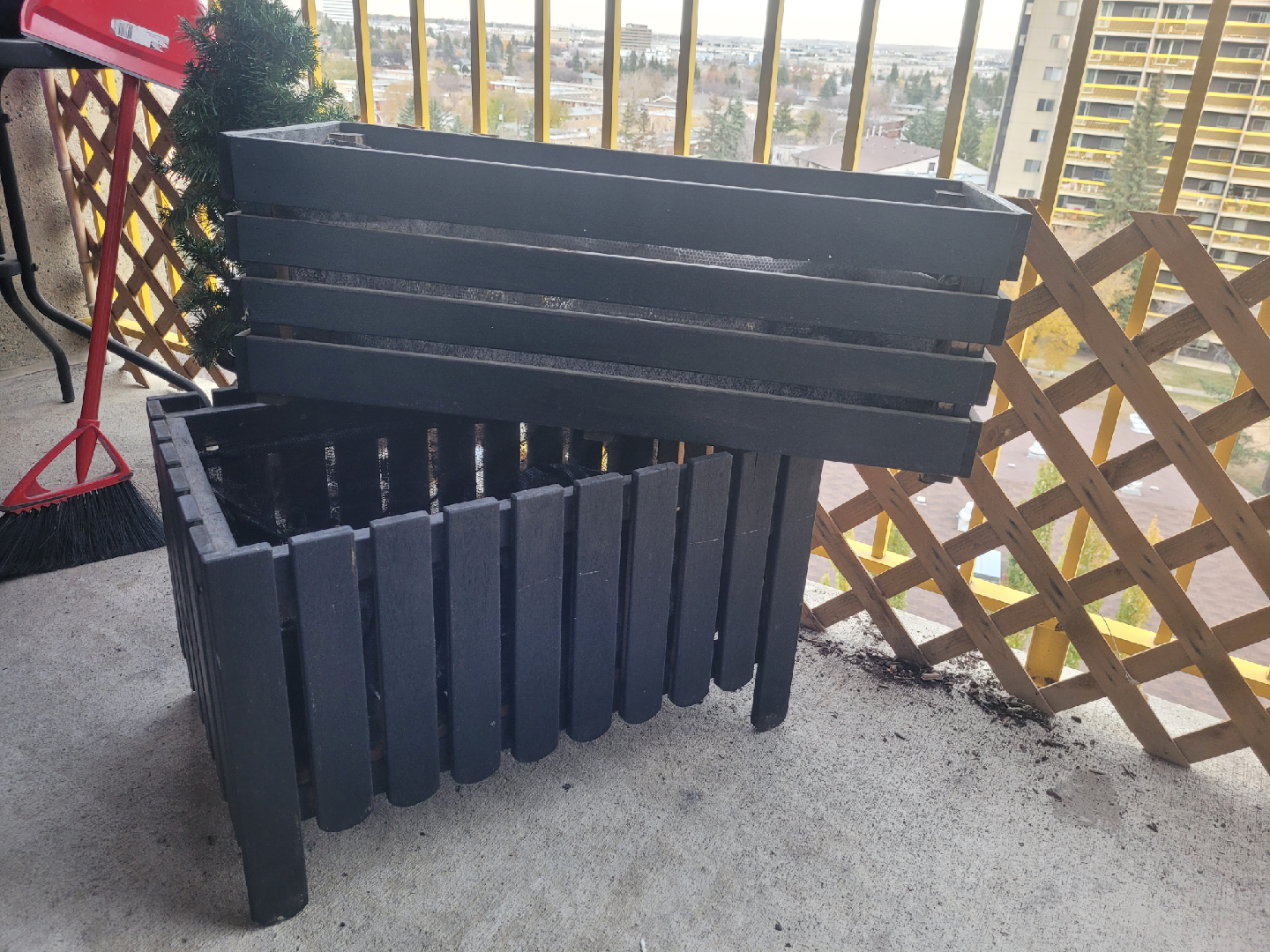 Lot of wooden planters - photo 2