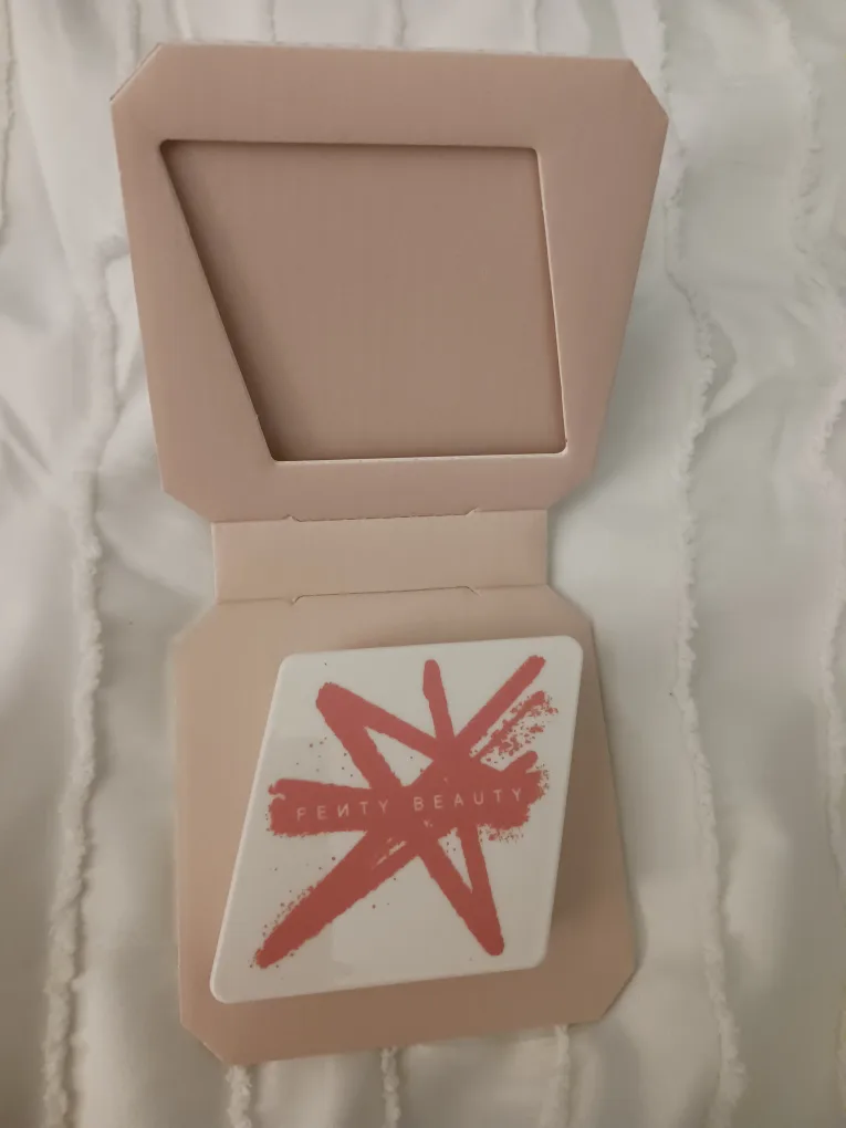 Fenty Beauty Cheeks Suede Powder Blush - Petal Poppin' 02 image indicator(2)