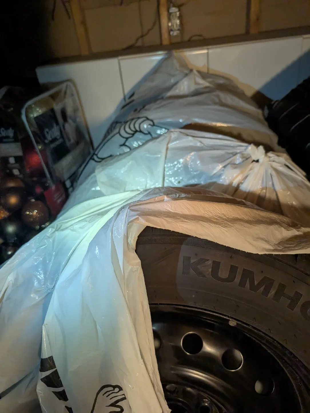 Kumho Wintercraft 245/60R18 Tire image indicator(3)