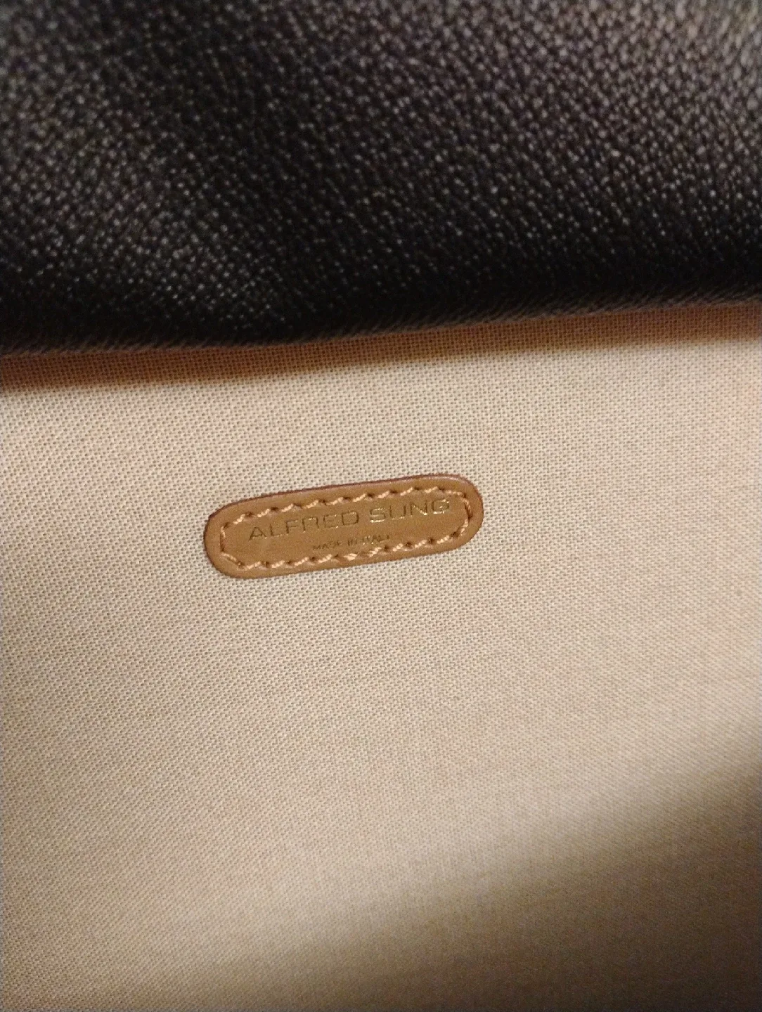 Alfred Sung Black Leather Briefcase image indicator(4)