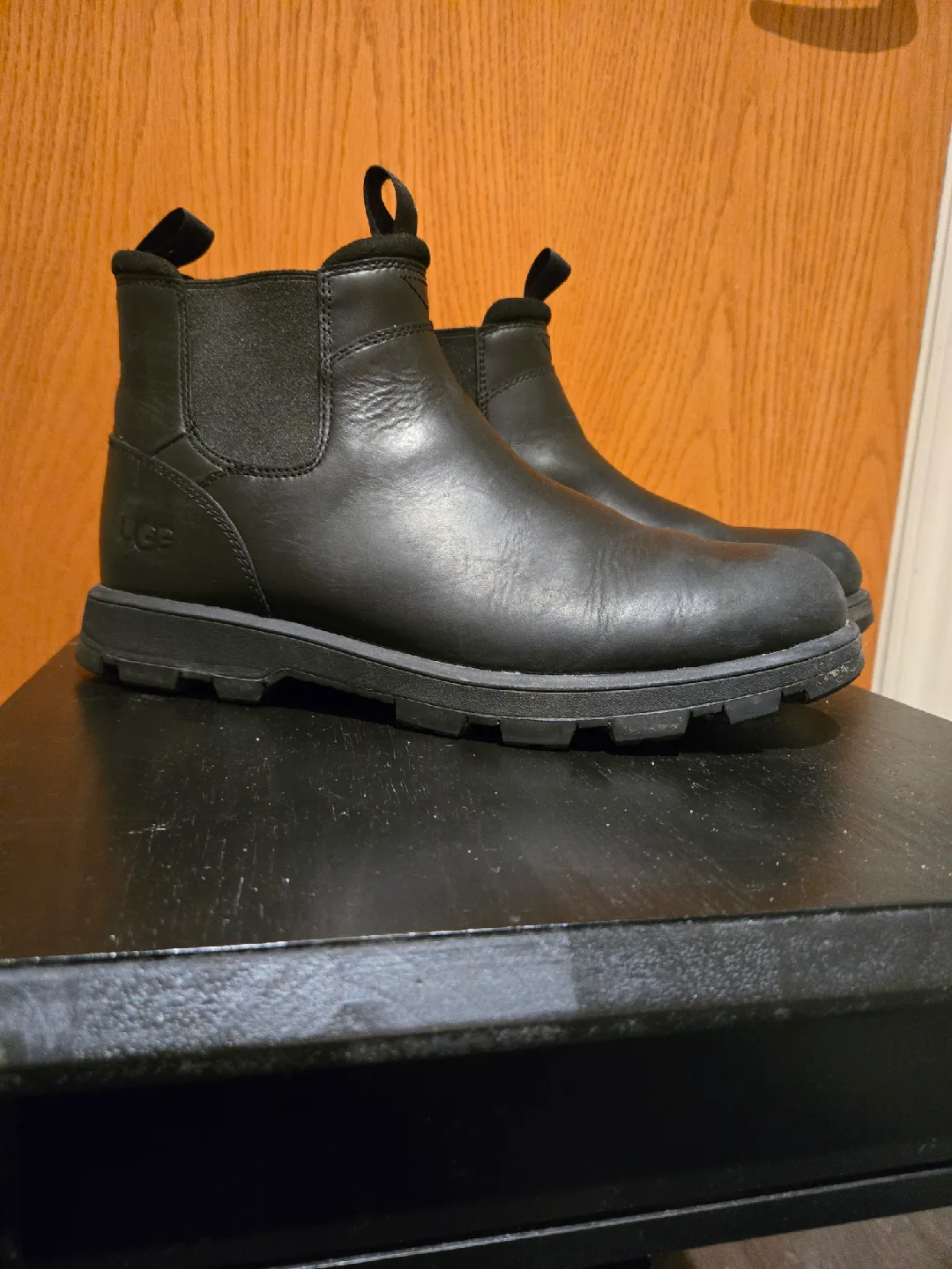 UGG  Men leather Chelsea Boots - size 9 image indicator(4)