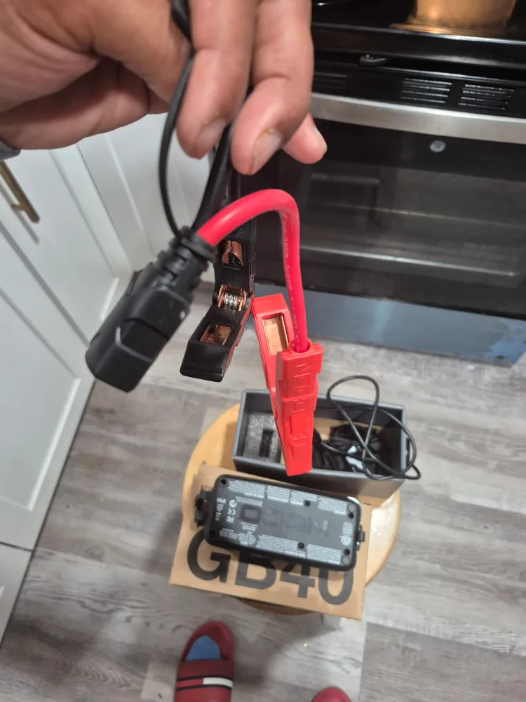 NOCO Boost Plus GB40 1000A 12V Jump Starter image indicator(3)