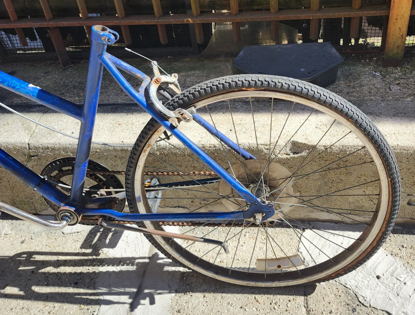 Huffy bike 17 3/4 frame 26 wheels 5 speed For parts or repair image indicator(3)