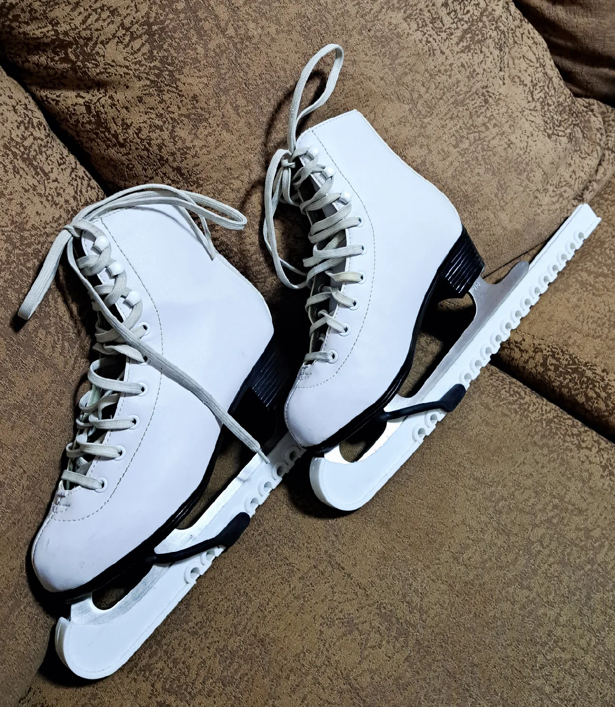 White Ice Skates with Bag, Guards, Cloth image indicator(5)
