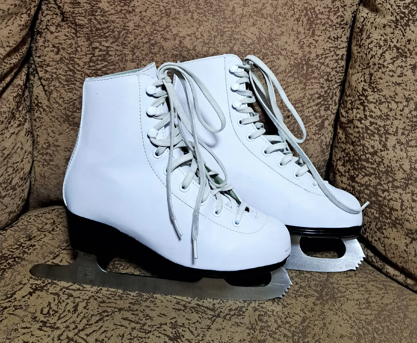 White Ice Skates with Bag, Guards, Cloth image indicator(2)