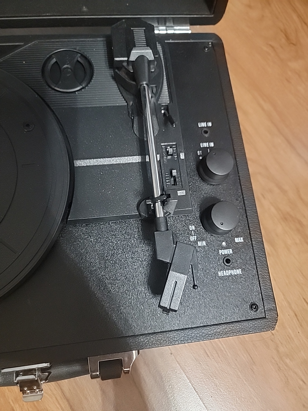 Victrola Vintage Suitcase Turntable - photo 3