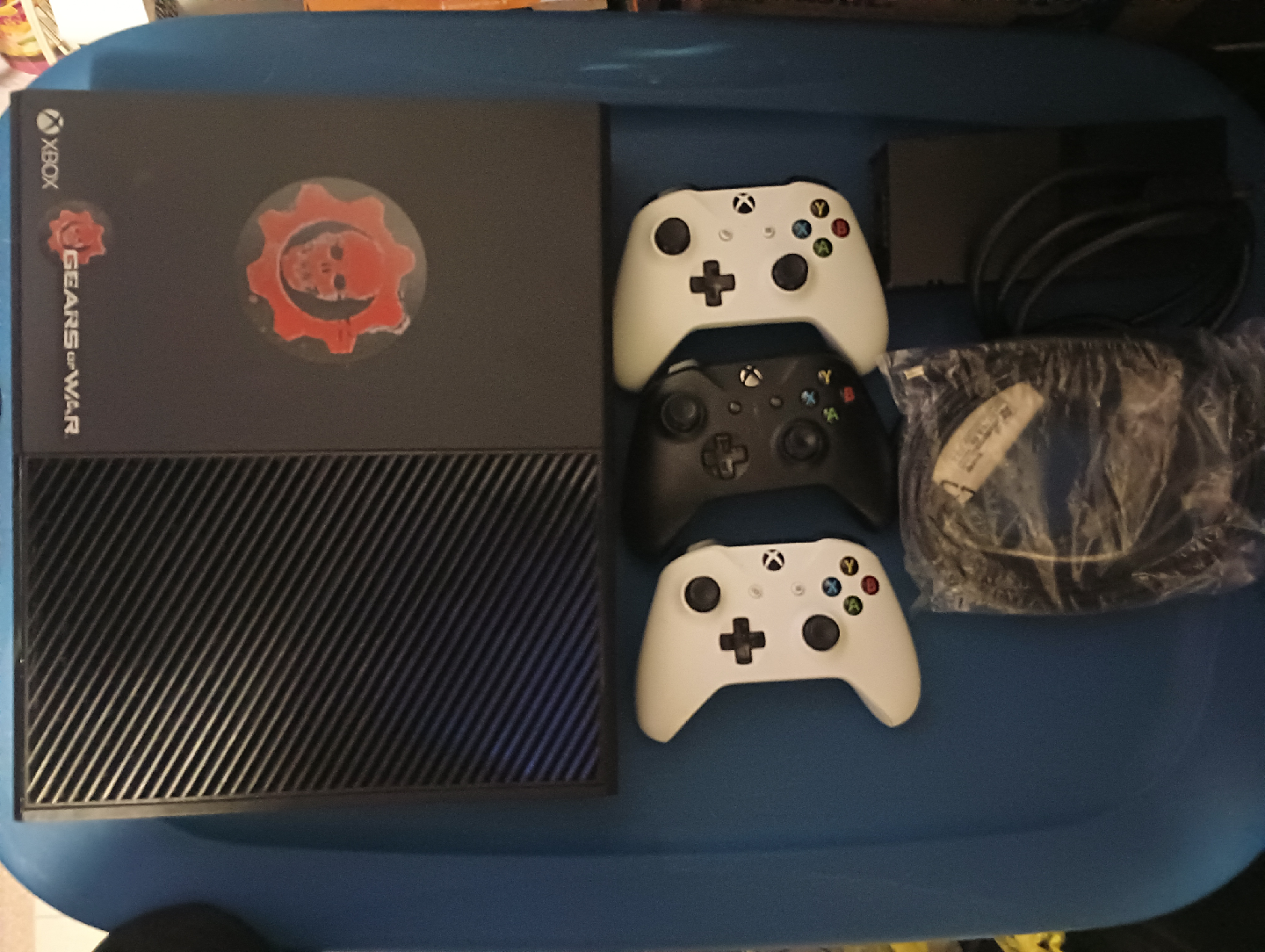Xbox One Console & 3 wireless controller + 2tb HDD