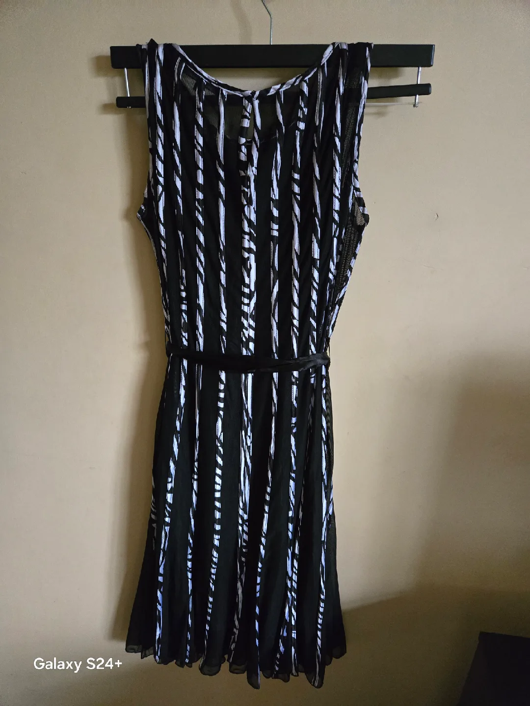 Sandra Darren Black & White Dress - Size 6 image indicator(3)